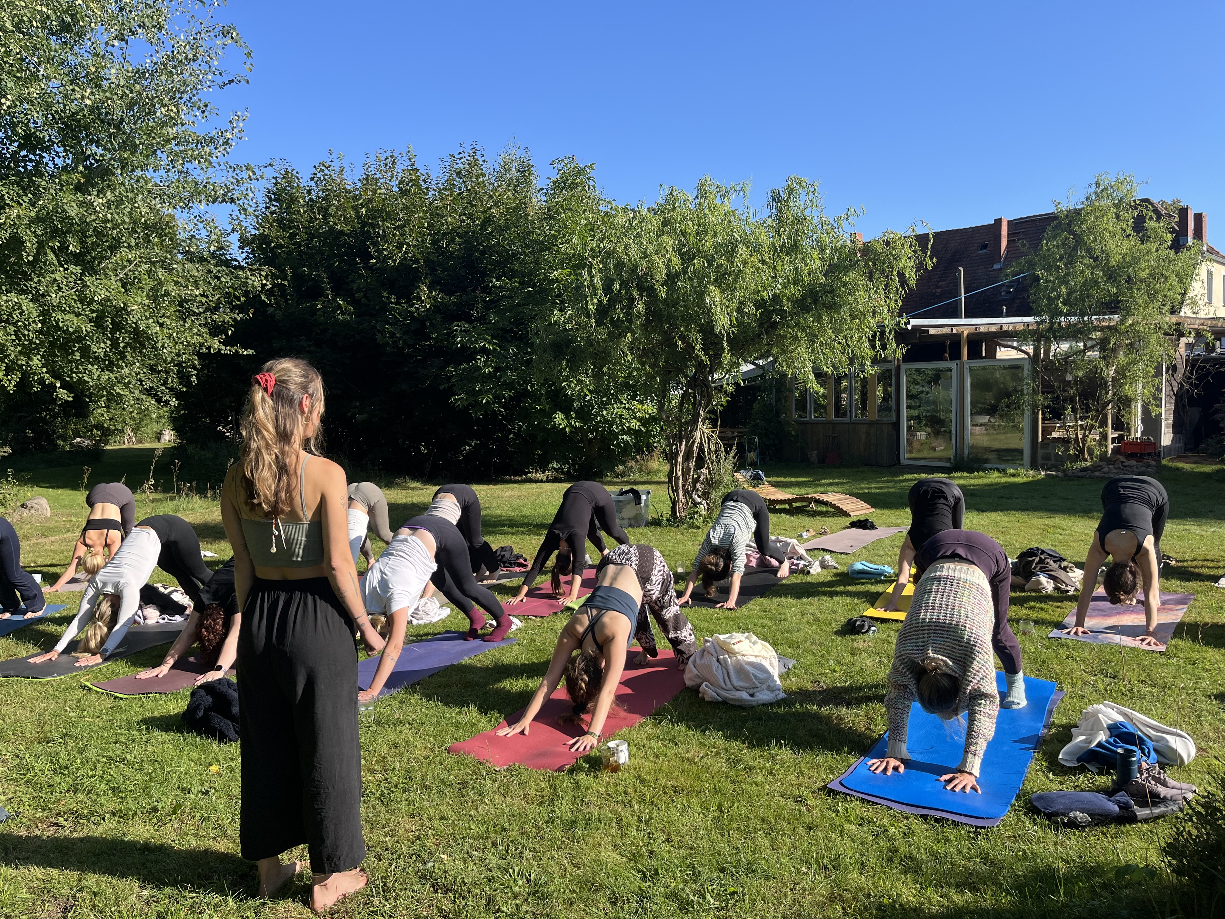 Start in den Tag auf der Yogawiese