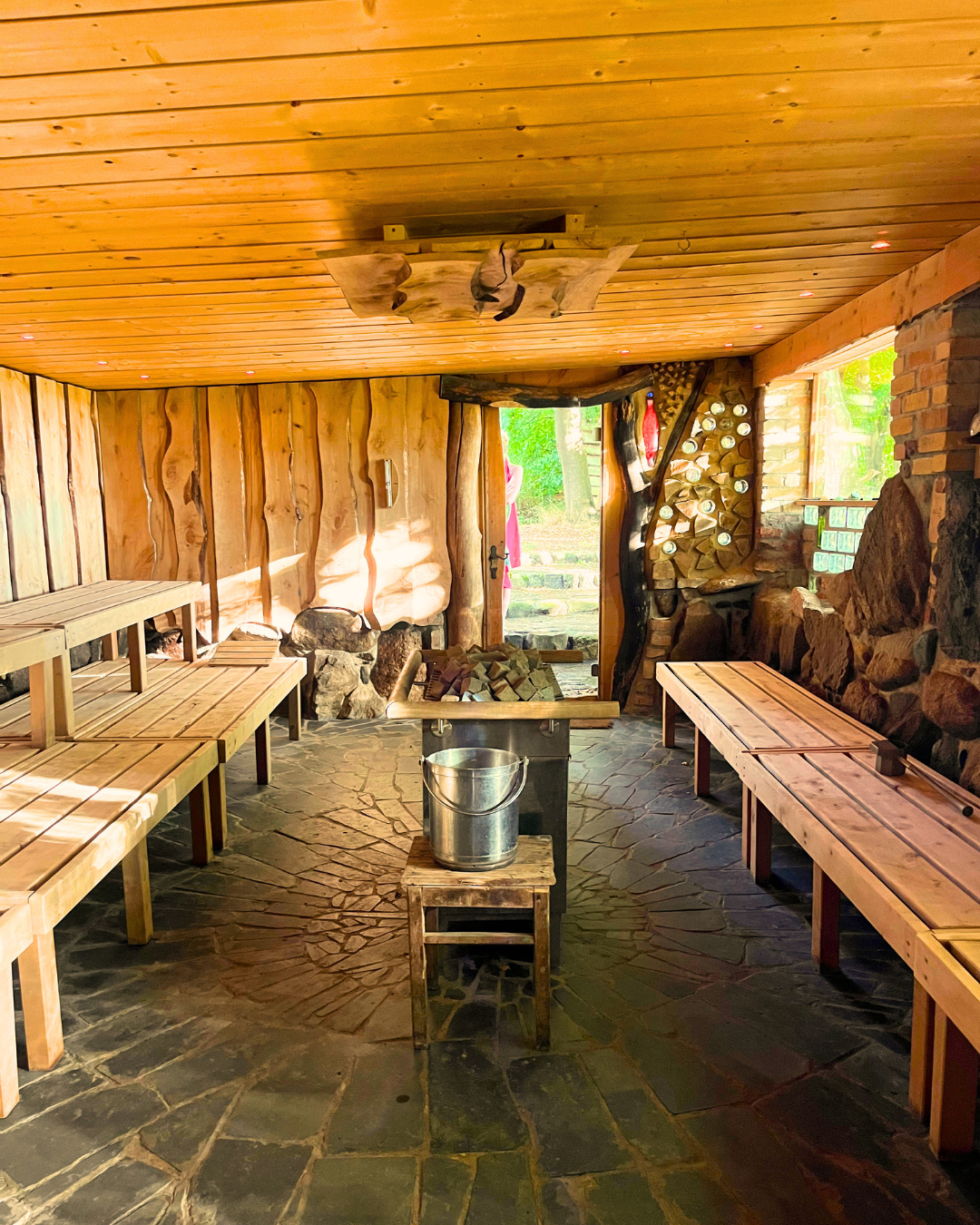 Entspannung in der Sauna mit Blick aufs weite Feld